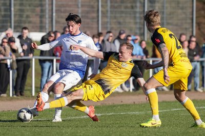 Der in der Winterpause gekommene Philipp Sovago (links), der sich hier gegen den Plauener Louis Glaser behauptet, erzielte gegen den VFC sein erstes Tor im Glauchauer Trikot.