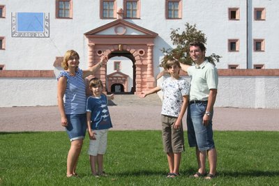Gingen schon einmal in Positur: (v. l.) Sylvia, Jonas, Dennis und Marcel Bialon machten gestern beim Casting auf der Augustusburg mit. 