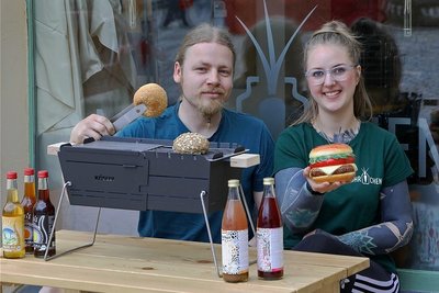 Annemarie Friedrich und Lucien Berrier vom "Möhrchen" in Glauchau bereiten sich auf den Genussmarkt vor. Zum Angebot gehören gesunde Burger. 