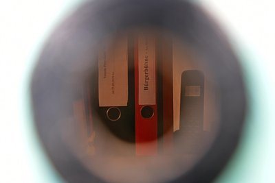Der Inhalt des Containers kann durch Löcher in den Metallwänden erspäht werden. Aus dem Inneren dringen zudem Lautsprecher-Durchsagen.