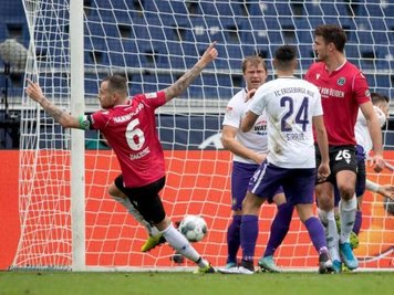 Hannovers Marvin Bakalorz (l/6) hat den Treffer zum 1:1-Augleich erzielt.
