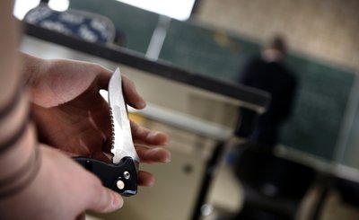 Auch solche Klappmesser(Symbolbild) werden von Tätern für Angriffe verwendet. In Westsachsen spielen laut Polizei wieder mehr Hieb- und Stichwaffen bei Straftaten eine Rolle. 