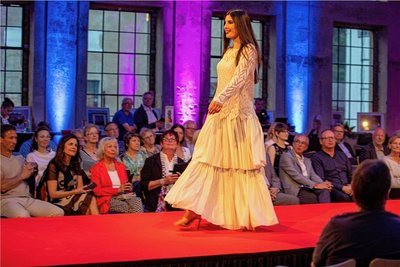 Moderiert von Hannelore Stubenrauch, wurde Mode aus und mit Plauener Spitze aus drei Jahrzehnten im Industriepavillon präsentiert.
