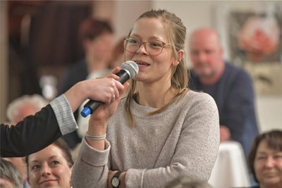Katharina Plutz aus Großschirma fragte nach Möglichkeiten für junge Familien.