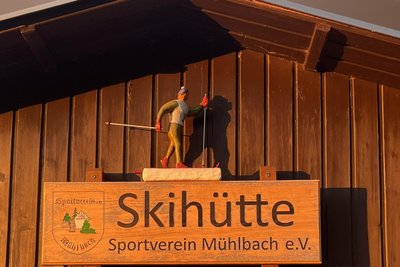 Unbekannte haben den geschnitzten Skiläufer von der Hütte in Hausdorf bei Frankenberg gestohlen.