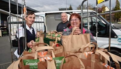 Hilfe für die Tafel: Im Oelsnitzer Rewe-Markt wurden am Mittwoch 62 Spendentüten mit Lebensmitteln übergeben. Im Bild von links: Marktmanagerin Katrin Zeitz, Gunter Fuchs und Waltraud Klarner von der Tafel.