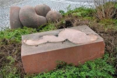 Die Skulptur aus Porphyr an der Ecke Burgstraße/Leipziger Straße in Rochlitz wurde von ihren Sockel gestoßen.