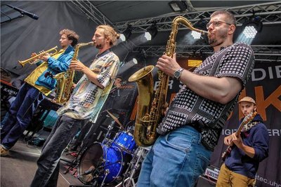 Die Leipziger Band „Das Konvolut“ sorgte auf der neuen Bühne am Theaterplatz für Stimmung.