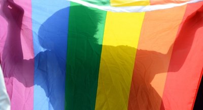 Die Regenbogenfahne ist ein internationales Symbol, das die Lesben- und Schwulenbewegung benutzt. 