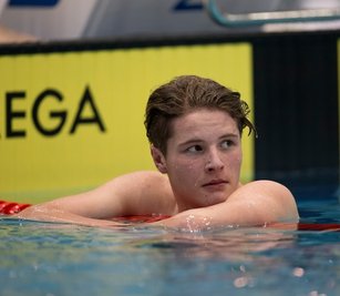 Gelungener Blick zurück: Manuel Jaenicke-Rößler vom SSV Freiberg steuerte bei der Kurzbahn-Bezirksmeisterschaft in Plauen unter anderem zwei Silbermedaillen in der offenen Klasse zur guten Bilanz des Vereins bei. Der 15-Jährige war vor vier Jahren von der Dresdner Sportschule nach Freiberg gewechselt und sei zuletzt förmlich explodiert, so seine Trainerin. 