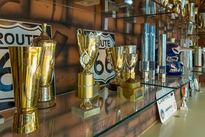 Zahlreiche internationale Trophäen aus 70 Jahren Enduro- und Geländesport werden präsentiert.