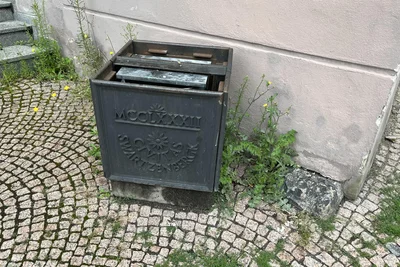 Diese gusseisernen Würfel sind Papierkörbe in der Schwarzenberger Altstadt. Doch auch um diese wuchert derzeit viel Unkraut.
