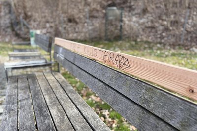 Beschädigte Sitzbank im Mühlbachtal in Frankenberg.