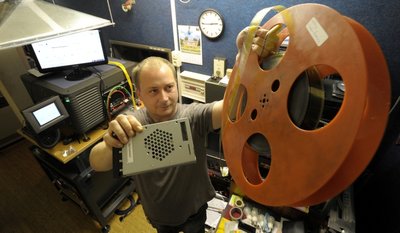Kinobetreiber Olaf Müller zeigt eine Filmrolle