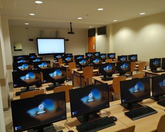 An der Eduard-Feldner-Grundschule Hainichen wurde ein neues Computerkabinett mit 29 All-in-One PC eingerichtet. 