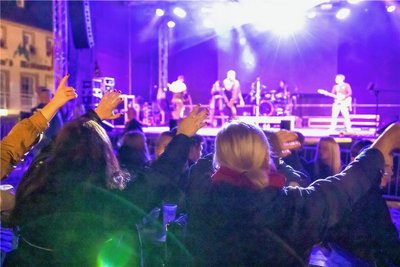 Die Partyband Antitoxin sorgte zum Auftakt des Burgstädter Standfestes am Freitagabend für Stimmung bei den Gästen.
