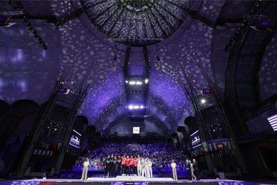 Siegerehrung der Fechter unter dem größten Glasdach Europas im Grand Palais.
