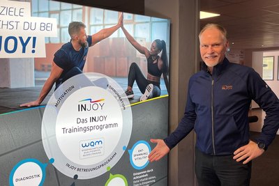 Geschäftsführer Thomas Taimer verweist auf das das Trainingsprogramm im Fitnessstudio.