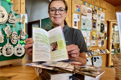 Kathrin Metzner-Kloß hat in der Stadtinformation genügend der farbenfrohen Programmhefte für das laufende Festjahr der Stadt vorrätig. Diese Hefte gibt es kostenlos. Darin stehen alle bislang bekannten Veranstaltungen.