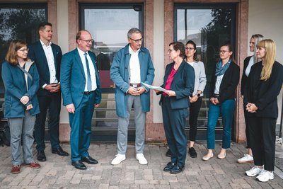 Annette Rothenberger-Temme übergibt OB Volker Holuscha die Fördergeldbescheide.