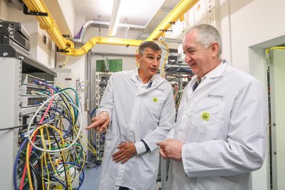 Geschäftsführer Werner Neubauer zeigt hier Abgeordnetem Thomas Schmidt (CDU) Netzwerkgeräte im Testlabor.