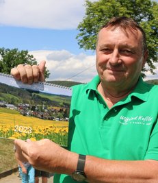Hans-Peter Görschner zeigt den Kalender.