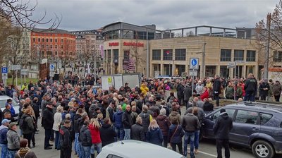 Geschätzte 300 Demonstranten waren bei der Kundgebung am Plauener Wendedenkmal anwesend.