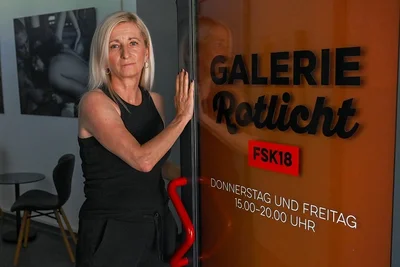 Steffi Schulz vom Verein Salute, der unter anderem Prostituierte berät und nun auch eine Galerie betreibt, öffnet auch Kritikern die Tür. Noch bis 26. August ist die aktuelle Ausstellung "Rough and Real" zu sehen. Ein Fotograf aus der Sexarbeitsbranche hat die gezeigten Bilder gemacht. 