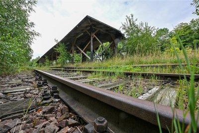 Das Gelände des alten Bahnhofs Limbach könnte durch die Pläne des Chemnitzer Modells reaktiviert werden. An dem Bahnhof soll künftig die Straßenbahnlinie von Limbach-Oberfrohna nach Chemnitz vorbeiführen.