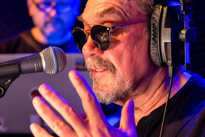 Jurij Andruchowytsch im Programm der Kulturhauptstadt Chemnitz 2025 beim Live-Hörspiel „Radio Nacht“ mit der Band Karbido im Weltecho Chemnitz.