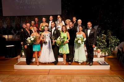 Im vergangenen Jahr sahnte Anett Pötzsch (Mitte, vorn im weißen Kleid) den Pokal ab.