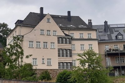 An der Rückseite der Erlaer Straße 9 sollen Balkone entstehen. Die 1934 im Kellergeschoss zusätzlich eingebaute Wohnung wird wohl zum Abstellraum.