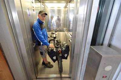 Andrè Lindner aus Oederan nutzt den Aufzug am Bahnhof Freiberg, Bahnsteig 1 fast täglich. "Mit ein wenig Geschick bekomme ich mein 27,5 Zoll großes Mountainbike in den Aufzug. Mein Sohn Max hat ein 29-Zoll- Mountainbike, der hat hier keine Chance, das Rad reinzubringen", sagt er.
