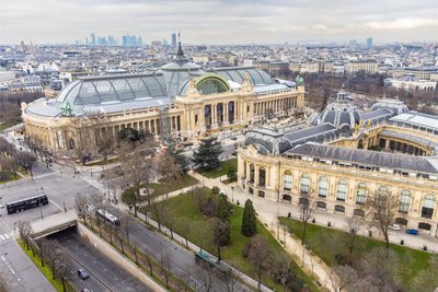 Der Grand Palais ist eigentlich ein Museum, das als Galerie für Wechselausstellungen genutzt wird. Er liegt direkt an der weltberühmten Avenue des Champs Élysées (rechts davon).