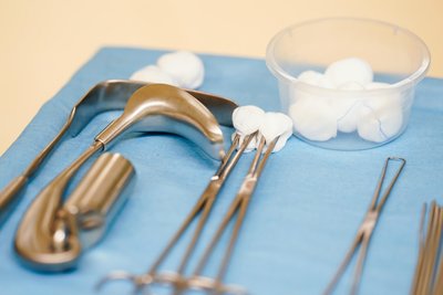 Ein OP-Besteck für einen Schwangerschaftsabbruch liegt in einem Operationssaal: Wann werden die Abbrüche nicht mehr durch das Strafgesetzbuch geregelt?