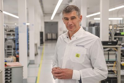Werner Neubauer, Geschäftsführer von Aconnic, in den Hartmannsdorfer Produktionsräumen.