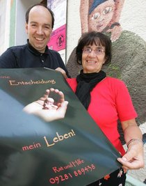 
              <p class="artikelinhalt">Mit 1000 Plakaten soll das Hilfsangebot im Vogtland und Oberfranken bekannt gemacht werden. Ulrike Jäckel vom Verein Kaleb gehört zu den Initiatoren, Helko Grimm hat die Plakate kostenfrei gedruckt. </p>
            