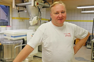 Müde nach der nächtlichen Arbeit: Die Freude an seinem Handwerk hat sich Bäckermeister René Buschmann, bei allen Schwierigkeiten und noch kommenden Herausforderungen, bewahrt. 
