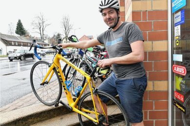 Rico Stenzel fährt fast täglich mit den Rad ins Geschäft an der Chemnitzer Straße in Freiberg. Der Händler sieht wieder eine stärke Nachfrage nach Rädern ohne Elektro-Antrieb. 