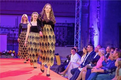 Moderiert von Hannelore Stubenrauch, wurde Mode aus und mit Plauener Spitze aus drei Jahrzehnten im Industriepavillon präsentiert.
