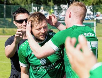 Ricardo Persigehl (Mitte) wird nach dem 4:1-Sieg gegen Reichenbach, seinem letzten Spiel für Merkur, von Mitspieler Maximilian Röhling (rechts) geherzt. Links der ebenfalls verabschiedete Marcel Schuch. 
