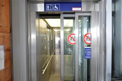 Der Aufzug am Bahnsteig 1 im Bahnhof Freiberg ist sehr beengt.