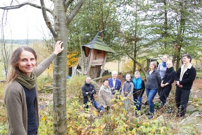 Als Lehrer und Schüler die Spende überbrachten, zeigte ihnen Babett Schreiter einen Baum jener Sorte, für die das Geld verwendet werden soll: die Eberesche.