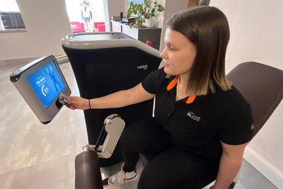 Trainerin Maja Kieshauer meldet sich mit der Chipkarte am Beinbeuger an. Dabei werden die persönlichen Einstellungen aktiviert.