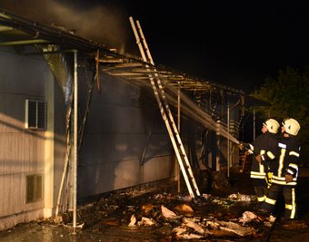 Vor einer Produktionshalle brannte Papier. Das Feuer griff auf das Dach über.