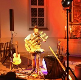 Vicente Patíz mit seiner 42-saitigen Harfengitarre beim Auftritt in der Thumer Kirche. 