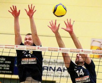 Kein Durchkommen für den Gegner: Der VSV-Block mit Jonas Krug (links) und Franz Masur ist hier nicht zu überwinden. 