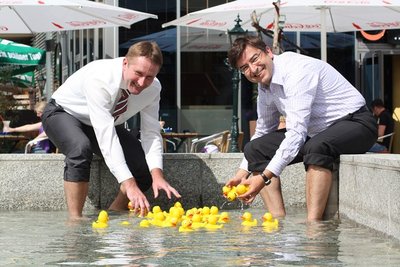 Die Lions-Mitglieder Uwe Krause und Thomas Beneking (von links) lassen schon mal die Enten zu Wasser.