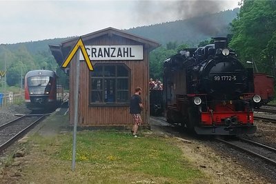Am Bahnhof in Cranzahl steigen die Fahrgäste zwischen Erzgebirgsbahn (links) und Fichtelbergbahn um.