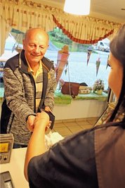 Zufriedene Kunden im Verkaufsraum zeugen von der Qualität des Handwerks. Auf ihre Treue wird es in den nächsten Monaten ankommen.